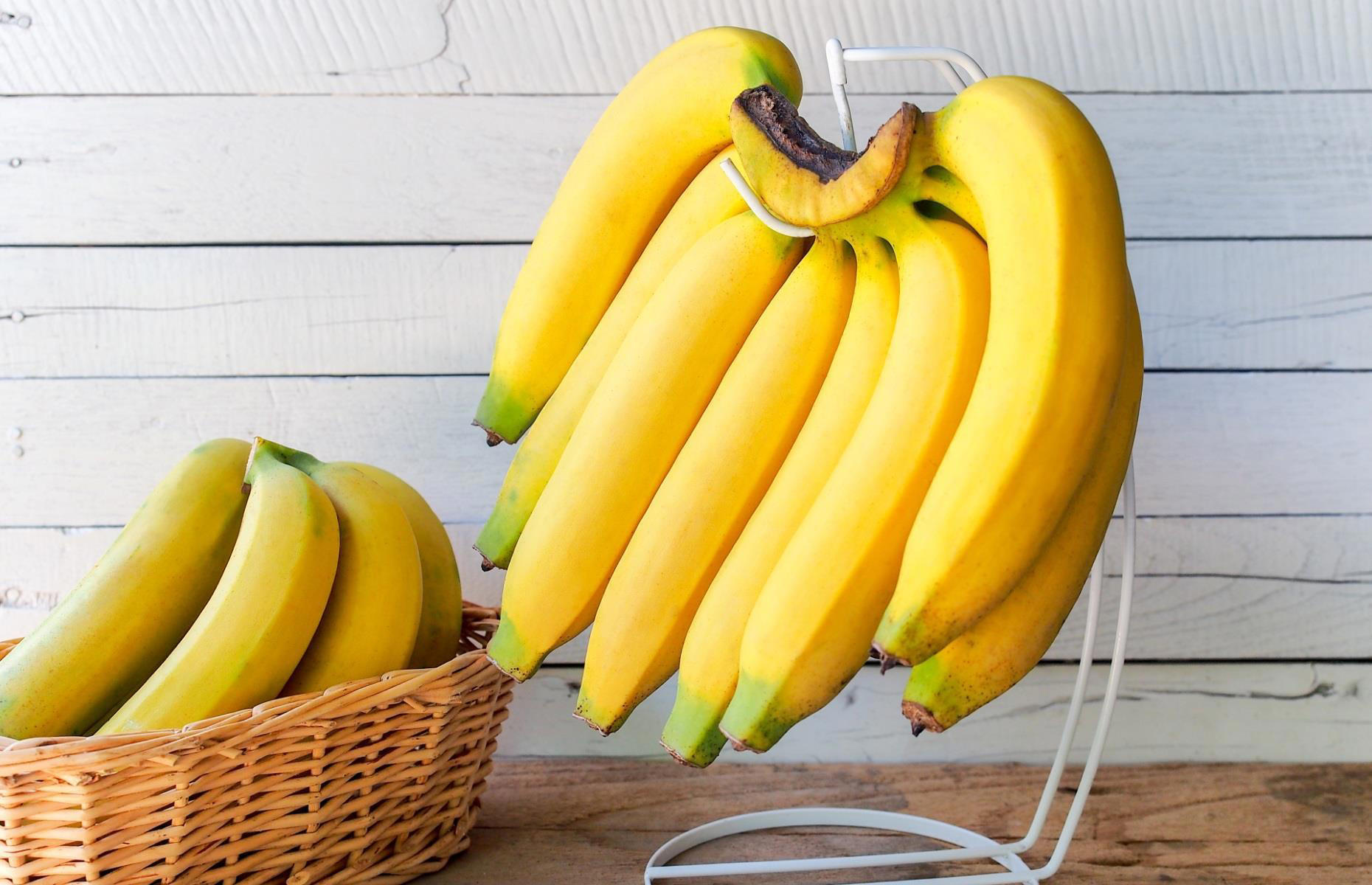 Lagern Sie Bananen so, damit sie nicht braun werden. Die Frucht bleibt viele Tage lang frisch