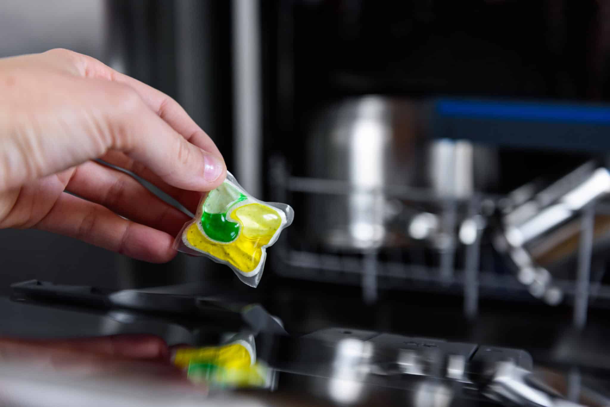 Anstatt in ein Glas, gießen Sie es in das Waschbecken. Der unangenehme Geruch verschwindet und die Rohre sind wieder sauber.