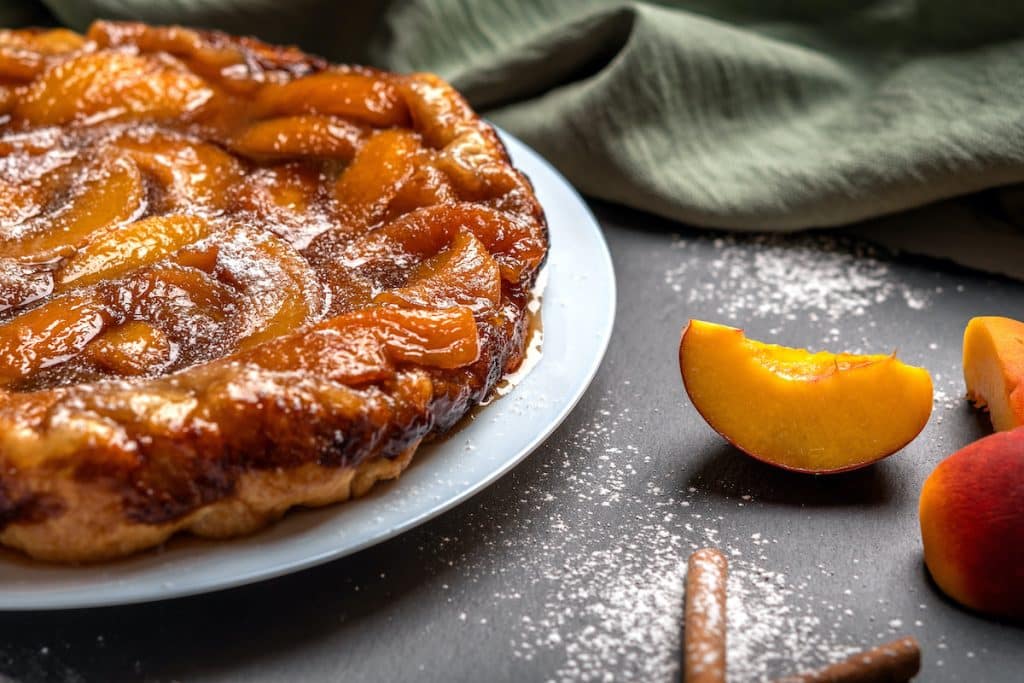 Tarte Tatin: die französische Variante des klassischen Apfelkuchens, kopfüber zubereitet und karamellisiert