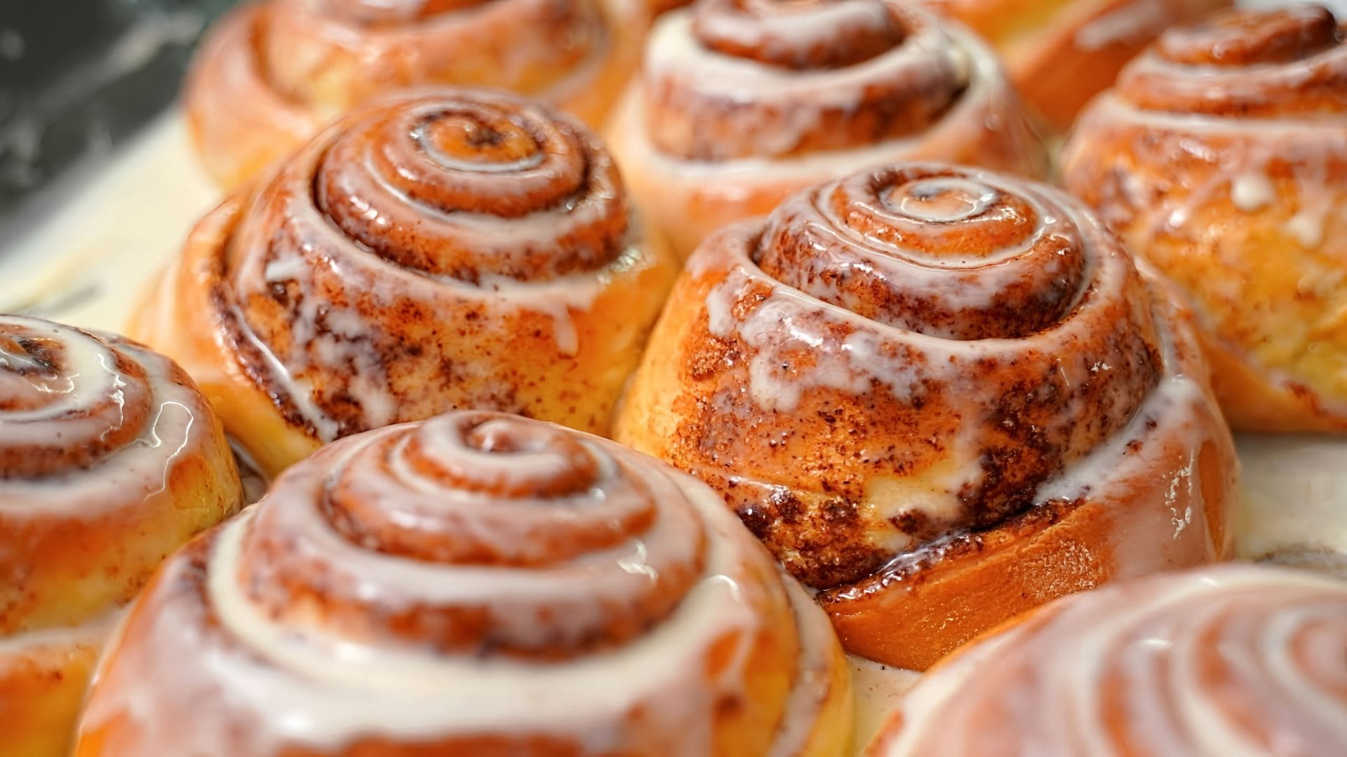 Das Rezept für diese Zimtschnecken habe ich von meinem Nachbarn bekommen. Eine unerwartete Zutat verstärkt den Geschmack