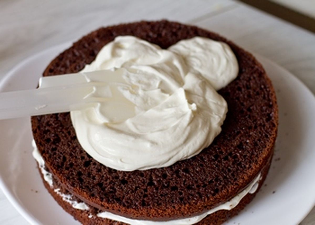 Das perfekte Dessert zum Kaffee. Gönnen Sie sich einen Schokoladenkuchen mit Vanillecreme