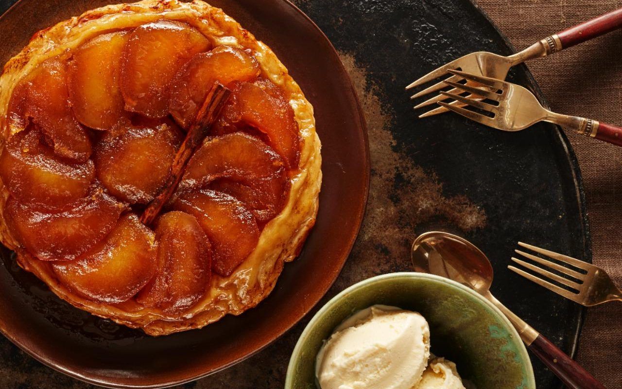 Tarte Tatin: die französische Variante des klassischen Apfelkuchens, kopfüber zubereitet und karamellisiert