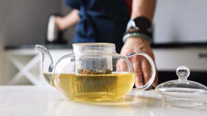 Nicht nur eine Prise, sondern zwei. Geben Sie sie in Ihren grünen Tee, und Sie werden Giftstoffe schneller ausscheiden.