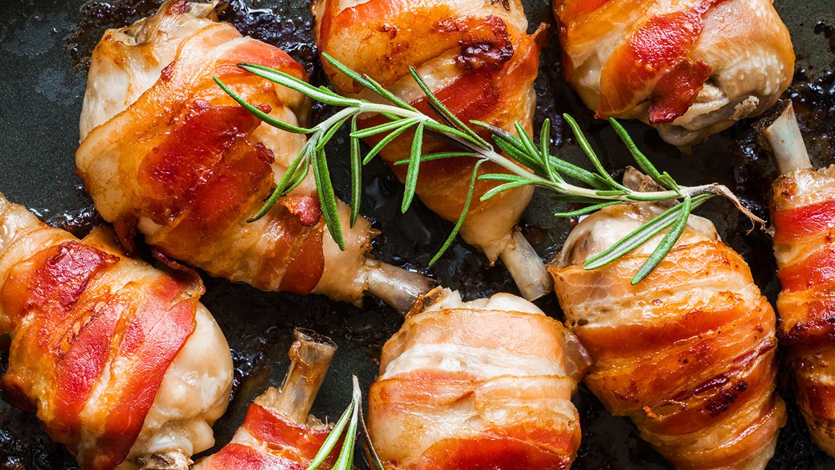 Ich wickle sie in Speck ein und schiebe sie in den Ofen. Solche Rouladen schmecken viel besser als alle Schnitzel zusammen.