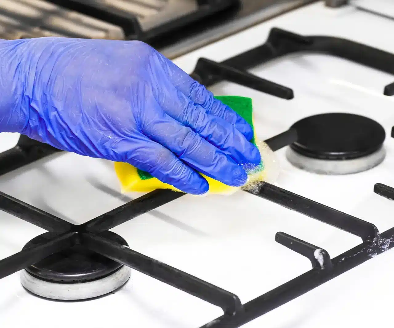 Ich streue es darüber, gieße kochendes Wasser darüber und stelle das verschmutzte Rostgitter auf den Herd. Nach einer halben Stunde ist es buchstäblich von selbst sauber. Reinigung des Rostgitters eines Gasherds