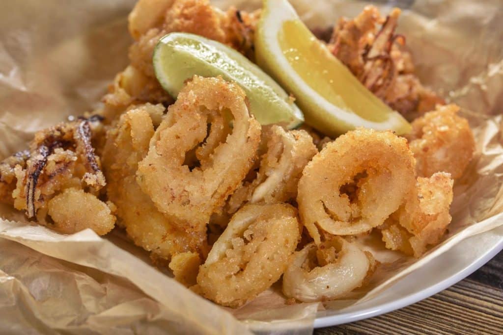 Das Geheimnis eines trockenen und knusprigen gemischten Fischbratens: Reismehl