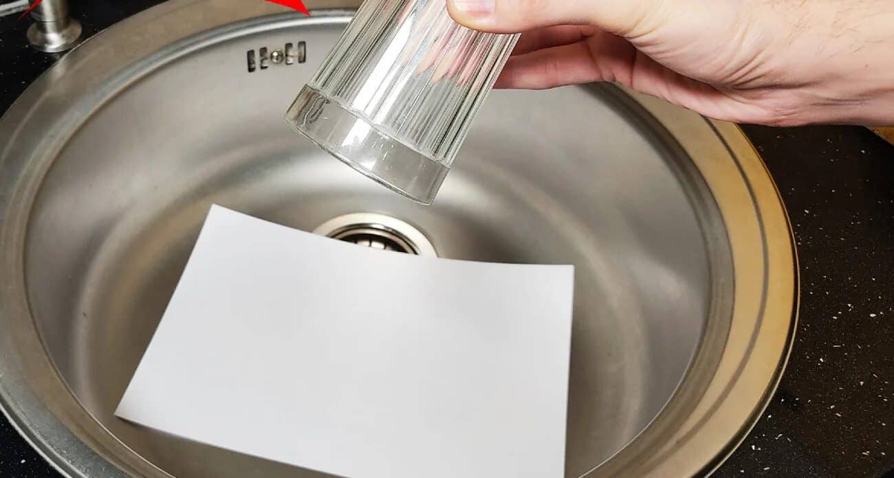 Wenn ich das Haus verlasse, lasse ich absichtlich ein Glas und ein Blatt Papier im Waschbecken liegen: eine einfache, aber überraschend clevere Angewohnheit.