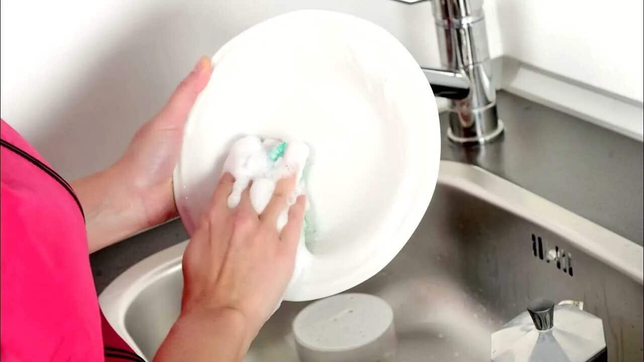 Die Deutschen spülen ihr Geschirr nicht von Spülmittel ab – und das aus einem überraschenden Grund: Es geht nicht darum, Geld zu sparen