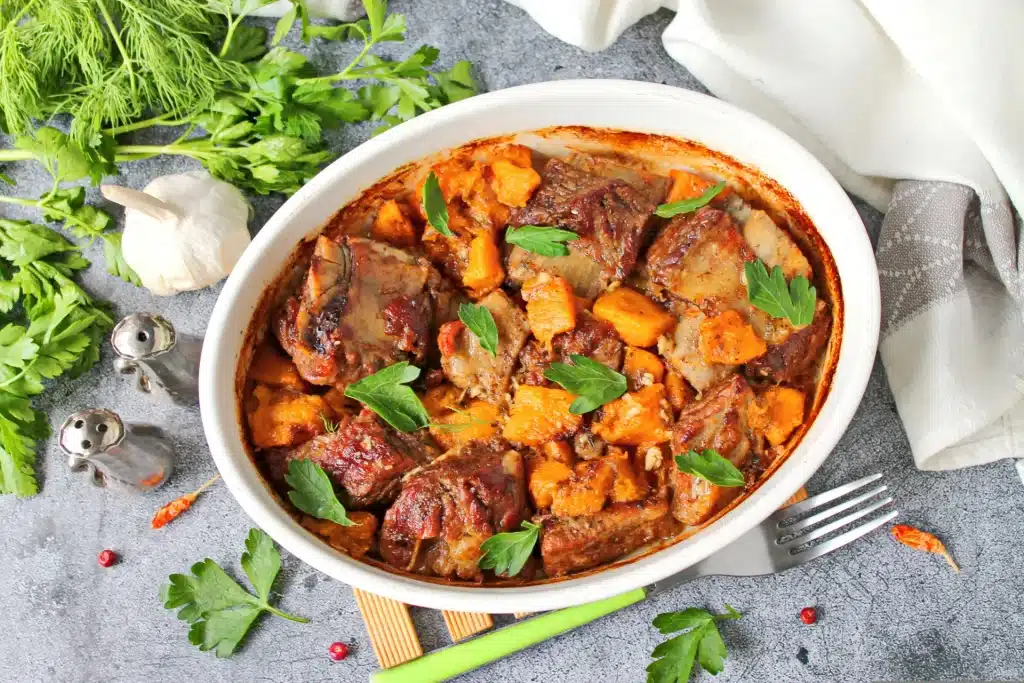 Schweinekoteletts? Diesmal nicht. Die in diesem Gemüse geschmorte Schweinekeule machte mehr Eindruck als das panierte Fleisch.