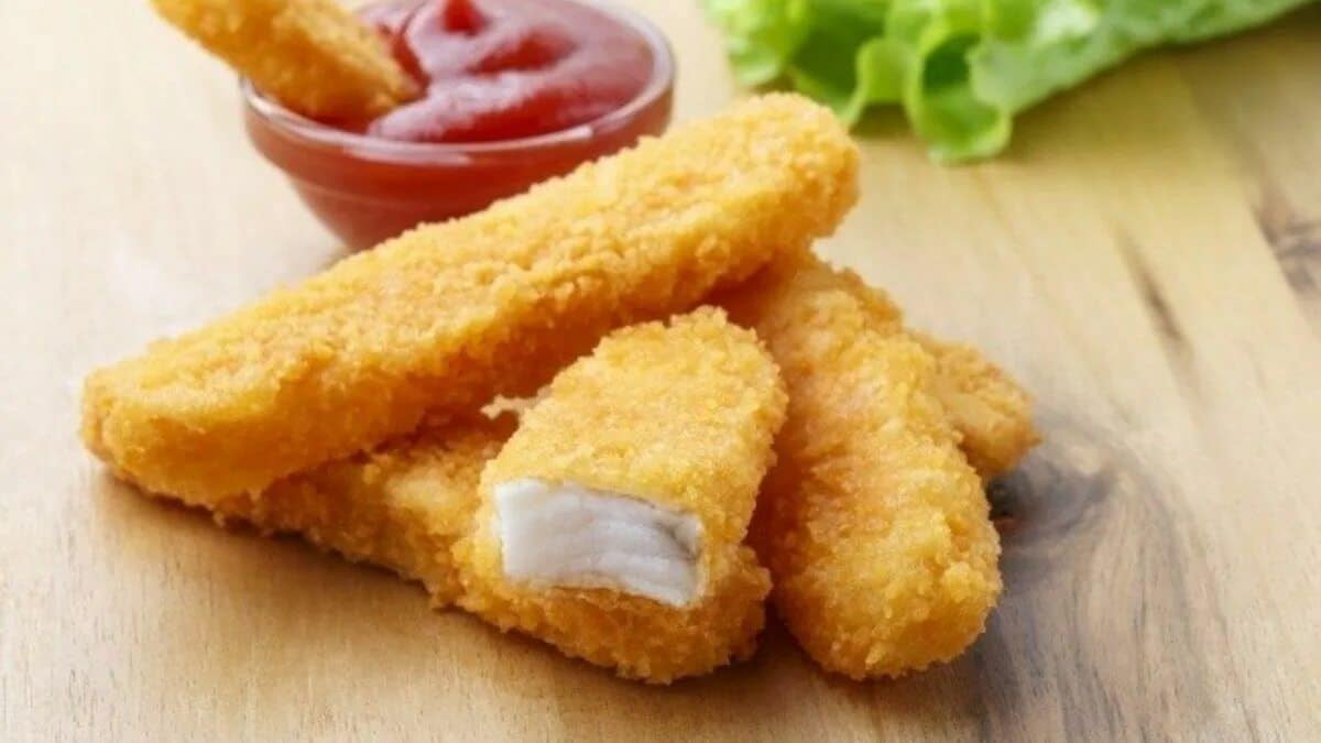 Keine Nuggets oder Schnitzel. Aus Hähnchenfleisch mache ich Sticks, die sogar mein neugieriger Neffe isst.