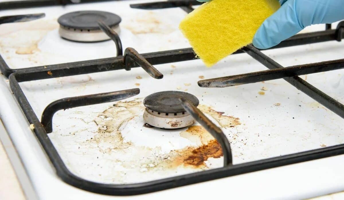 Ich streue es darüber, gieße kochendes Wasser darüber und stelle das verschmutzte Rostgitter auf den Herd. Nach einer halben Stunde ist es buchstäblich von selbst sauber. Reinigung des Rostgitters eines Gasherds