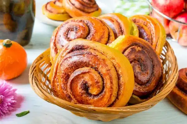 Das Rezept für diese Zimtschnecken habe ich von meinem Nachbarn bekommen. Eine unerwartete Zutat verstärkt den Geschmack