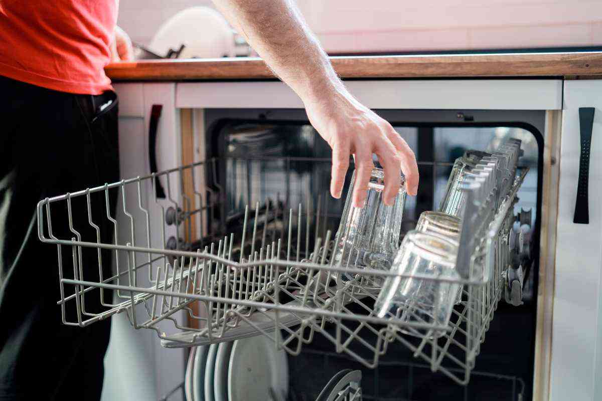 Milchgläser sind nach dem Spülen nicht immer die Schuld der Spülmaschine. Die scheinbare Ersparnis macht Sie müde