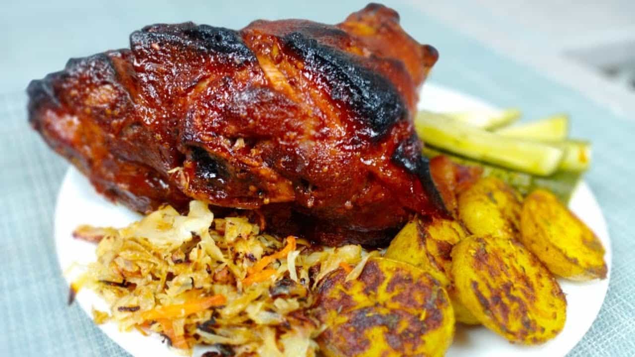 Ein leckeres Sonntagsessen. Wir geben Ihnen das Rezept, Sie kochen. Gebackene Schweinshaxe auf Sauerkraut