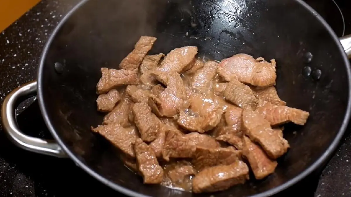 Rezept für Schweinefleisch mit Pilzen und Zwiebeln, in der Pfanne zubereitet