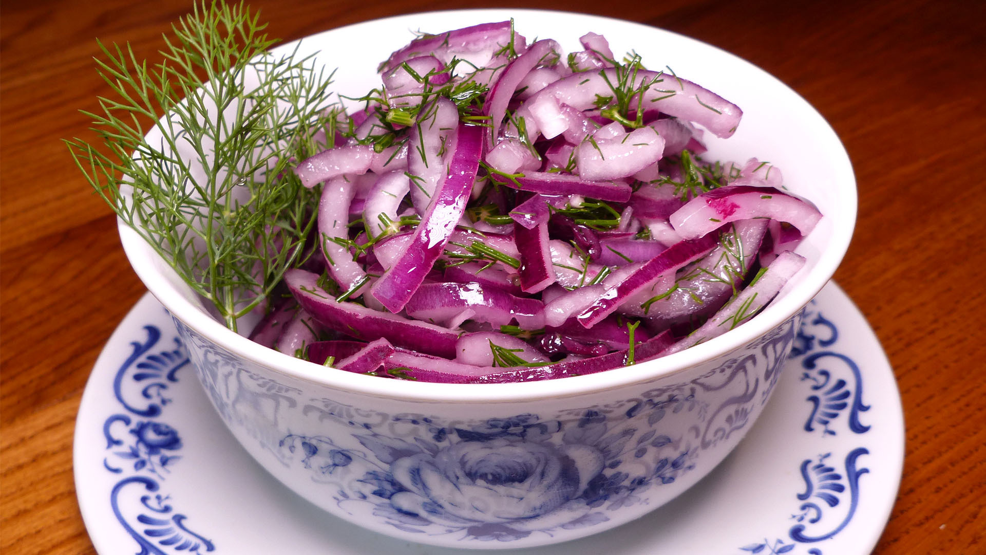 Ich habe diesen Salat zu einem Döner in der Türkei probiert. Heute serviere ich es sogar mit Schweinekoteletts und jeder fügt hinzu.