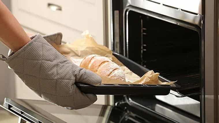 Wie man Brot in 2 Minuten wieder frisch macht, sodass es wie frisch gebacken aussieht