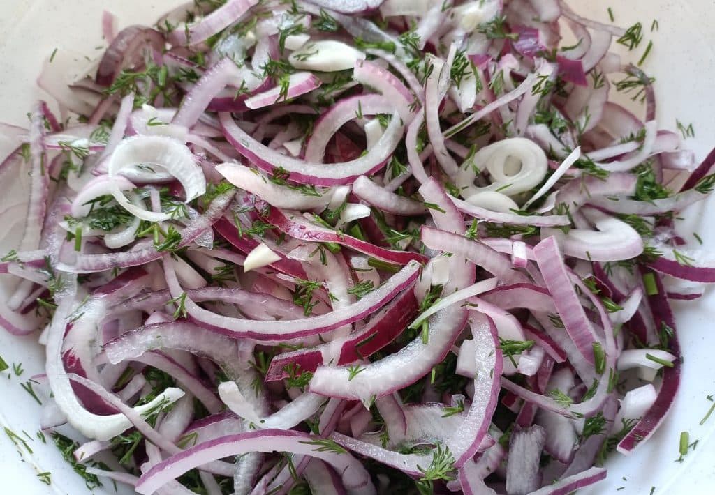 Ich habe diesen Salat zu einem Döner in der Türkei probiert. Heute serviere ich es sogar mit Schweinekoteletts und jeder fügt hinzu.