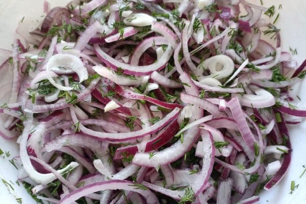 Ich habe diesen Salat zu einem Döner in der Türkei probiert. Heute serviere ich es sogar mit Schweinekoteletts und jeder fügt hinzu.