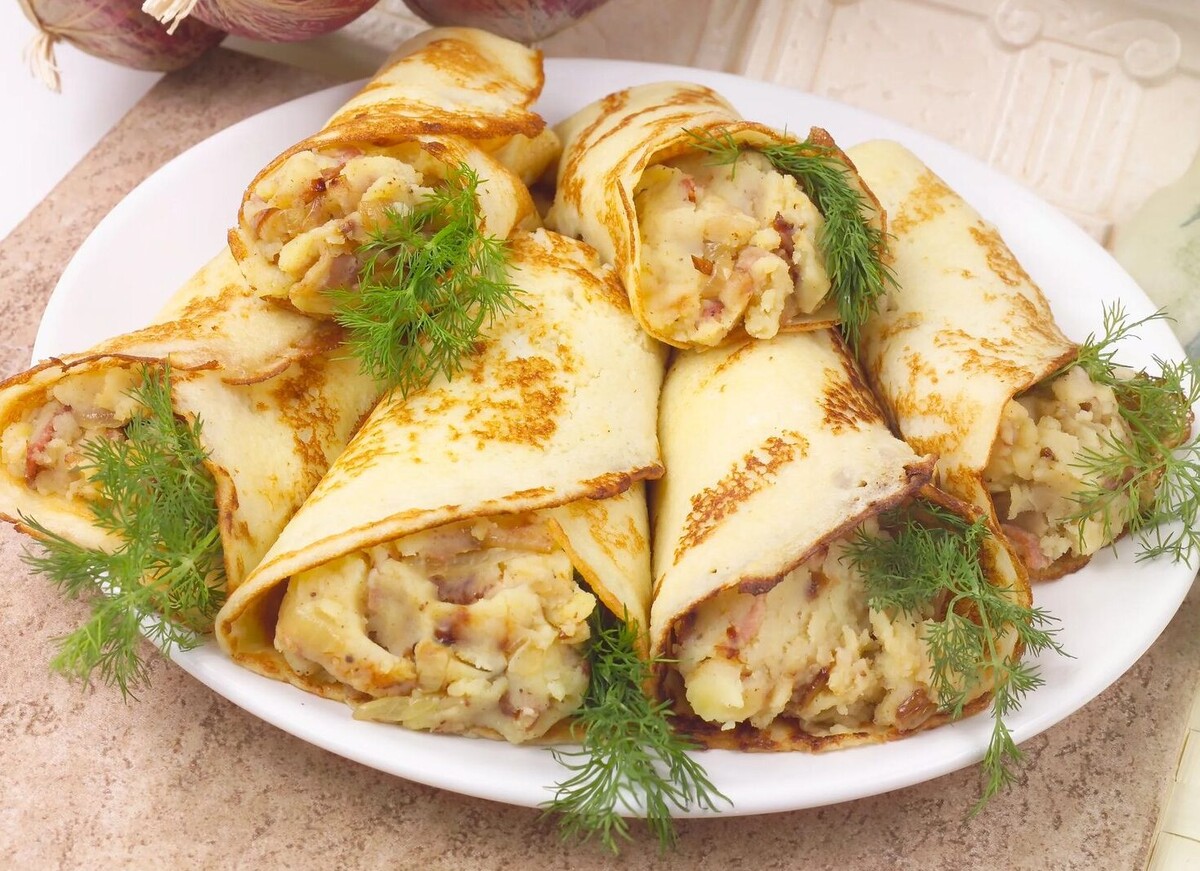 Jeder fügt es zu Pelmeni hinzu, aber Sie wickeln es in Pfannkuchen ein. Im Handumdrehen bereiten Sie brillantes Hackfleisch zu.