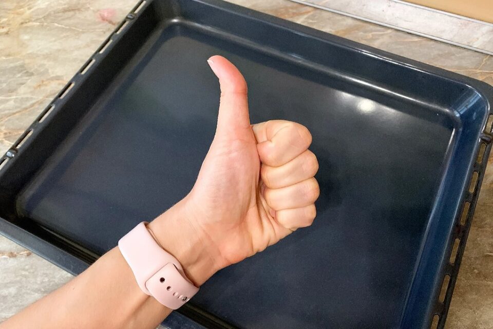 Mit diesem Gemüse können Sie Ihr Backblech blitzblank reinigen. Sie werden nie wieder chemische Reinigungsmittel verwenden.