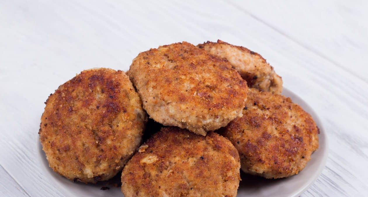 Meine Mutter fügt dies dem Hackfleisch hinzu. Sie sind innen saftig und außen knusprig