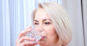 Abends statt Tee trinken. Bis zum Sommer werden Sie überschüssiges Gewicht verlieren