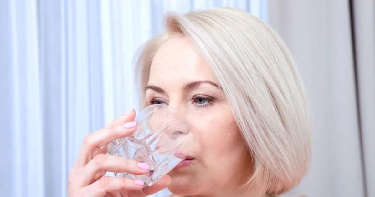 Abends statt Tee trinken. Bis zum Sommer werden Sie überschüssiges Gewicht verlieren