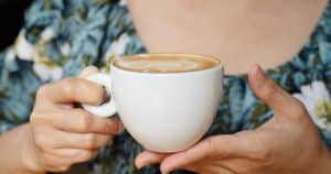 Fügen Sie es anstelle von Milch zum Kaffee hinzu. Dieses Getränk macht mehrere Stunden lang satt