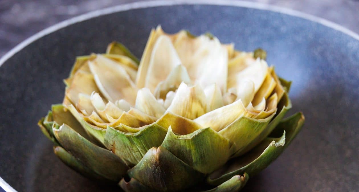 Italiener und Franzosen essen es. Lecker, hat viel Vitamin C und unterstützt die Leberfunktion