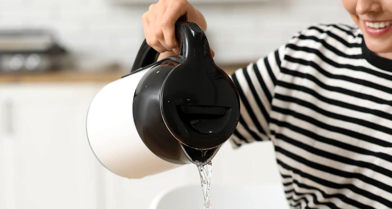 Direkt nach dem Aufwachen mit Wasser trinken. Sie werden gut mit Flüssigkeit versorgt, Ihr Blutzucker normalisiert sich schnell und Ihr Metabiom beschleunigt sich