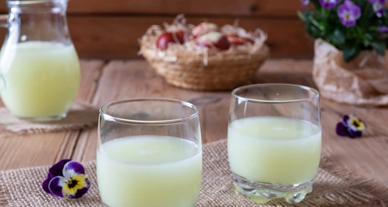 Pur trinken oder mit Obst mischen. Es hat wenige Kalorien, sorgt für ein Sättigungsgefühl und sorgt für eine schlanke Taille