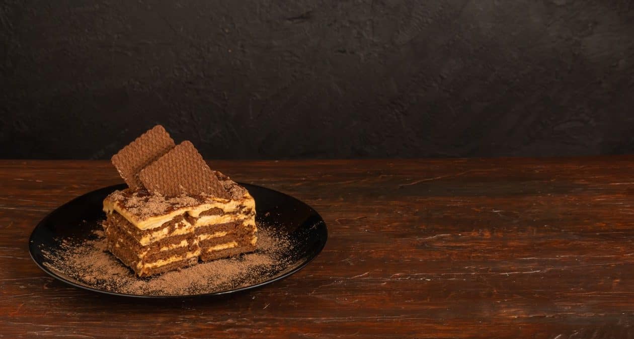 Kuchen zum Frauentag in fünfzehn Minuten. Alles, was Sie brauchen, sind Kekse und eine Dose süßen Teig