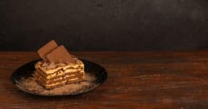 Kuchen zum Frauentag in fünfzehn Minuten. Alles, was Sie brauchen, sind Kekse und eine Dose süßen Teig