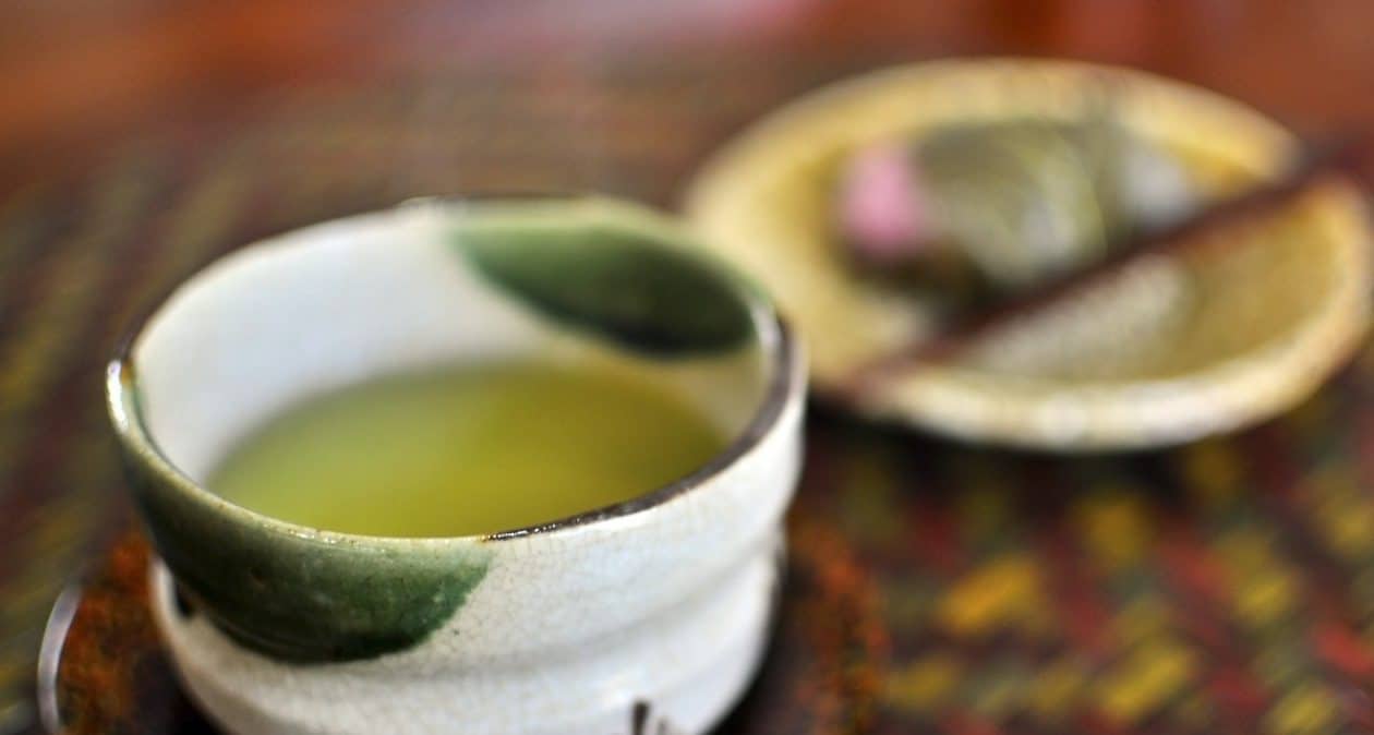 Gesünder als Kaffee, kann man ihn sogar vor dem Schlafengehen trinken. Es verbessert die Gehirnfunktion und hilft, den Körper zu reinigen
