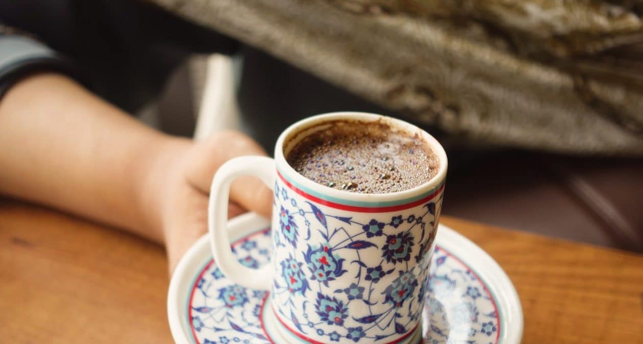 Kaffee mit einem ungewöhnlichen Zusatz hilft beim Abnehmen und bei Kopfschmerzen. Es verbessert auch Ihre Stimmung