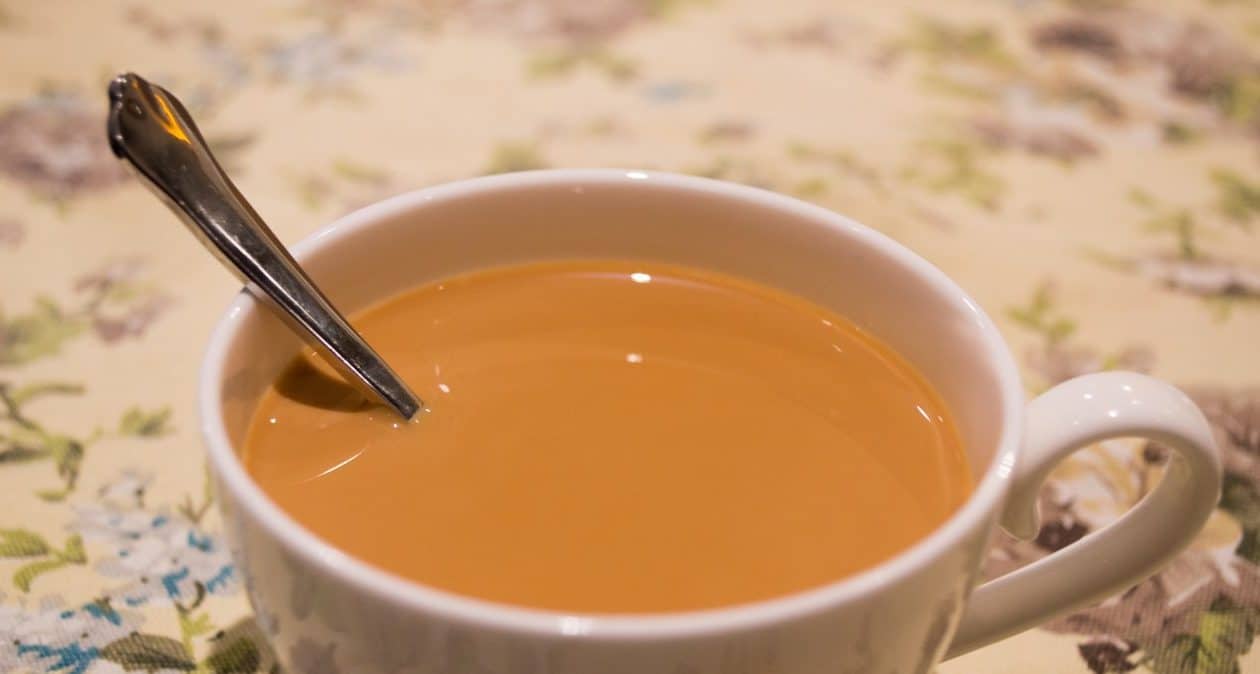 Zum Tee hinzufügen und anstelle von Kaffee trinken. Ihr Gehirn wird auf Hochtouren laufen