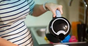 Auf nüchternen Magen und vor dem Schlafengehen trinken. Es reinigt den Körper, spendet Feuchtigkeit und reduziert Stress