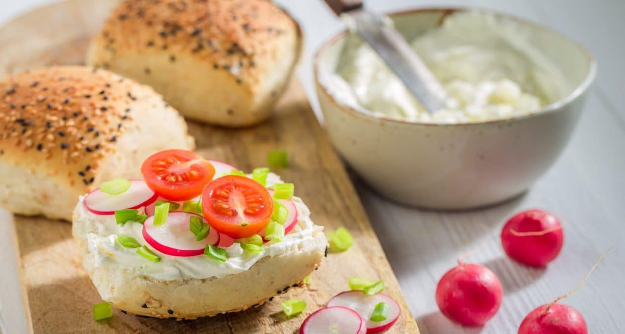 Wir essen es seit dem Frühling fast täglich. Nur wenige Menschen wissen, dass es gut für die Leber ist und bei Zuckerspitzen hilft