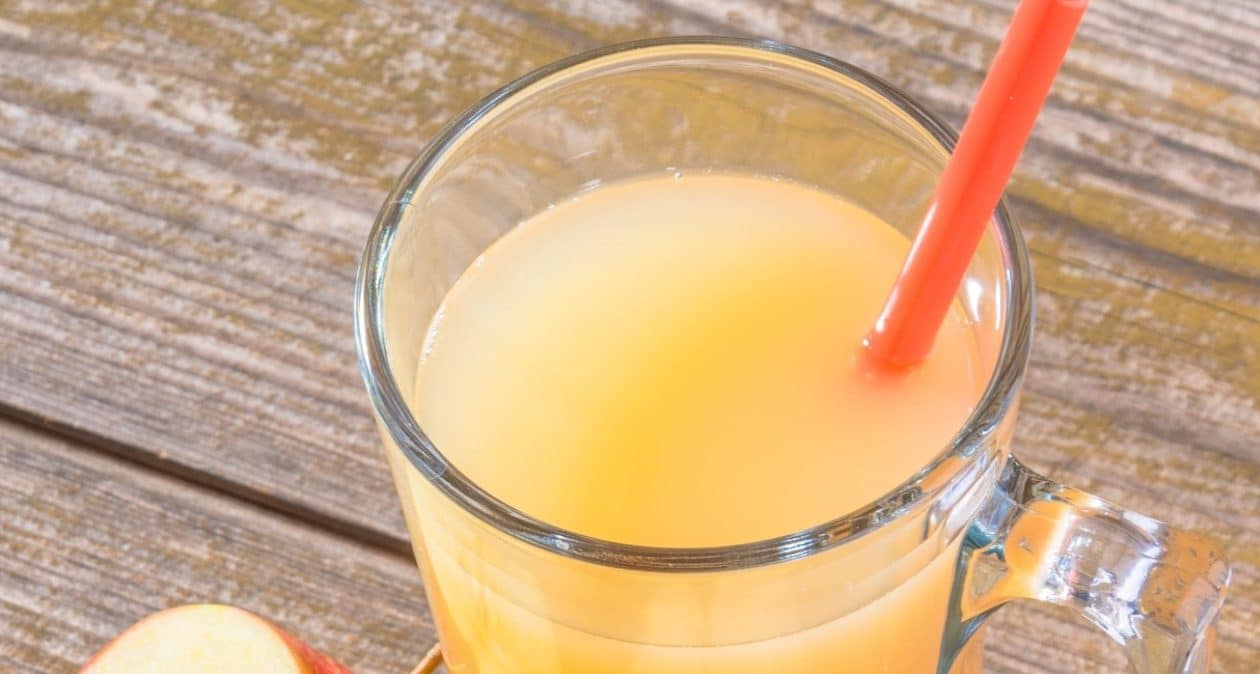 Es entfernt innerhalb eines Tages Giftstoffe aus dem Darm und der Leber. Dies ist der beste Apfel-Reinigungscocktail