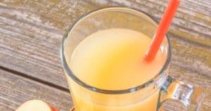 Es entfernt innerhalb eines Tages Giftstoffe aus dem Darm und der Leber. Dies ist der beste Apfel-Reinigungscocktail